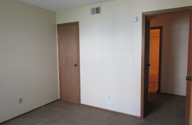 2 beds, 2 baths, 1,020 sqft, $1,900, Unit 921 S Zeno Way