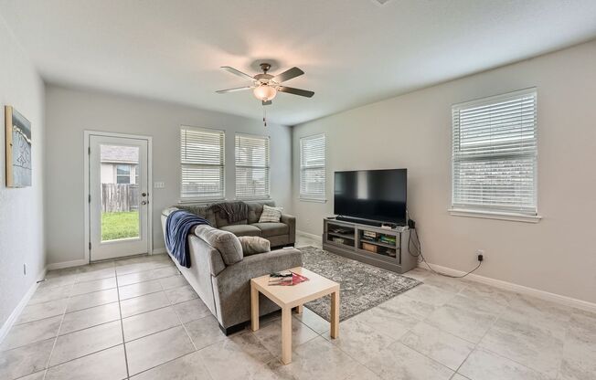 Huge 4-Bedroom Home in Morningstar Neighborhood