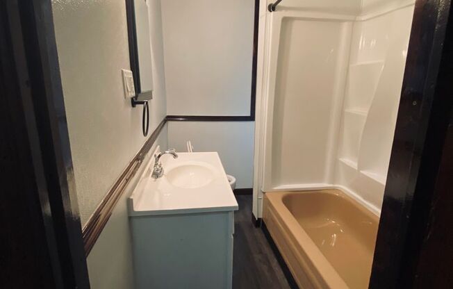 2 beds, 1 bath, $1,295, Unit 2nd floor