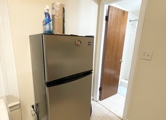 Studio, 1 bath, 325 sqft, $2,050, Unit 2