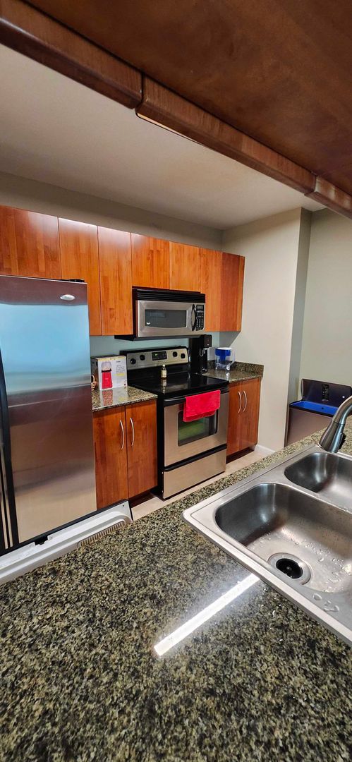 1 Bed / 1 Bath with Bay Views – Partially Furnished – Brickell – $2,800