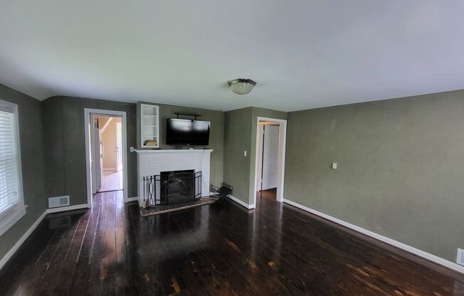 4 beds, 1 bath, $1,600