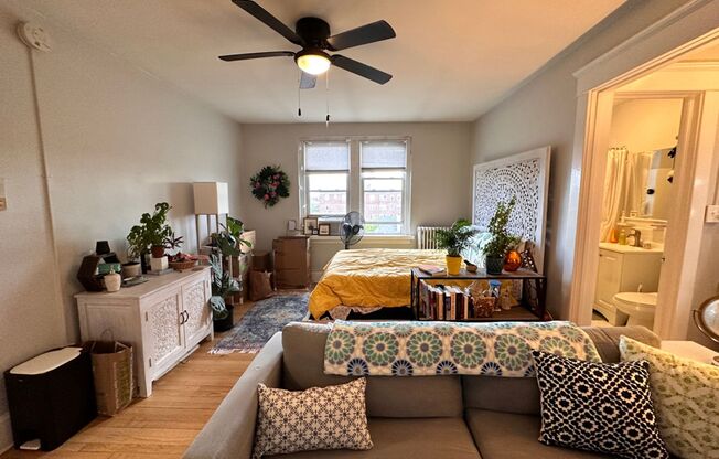 Studio, 1 bath, 300 sqft, $1,425, Unit Unit 605