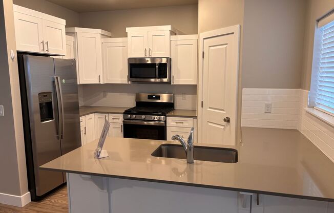 3 Bed Townhome with Washer/Dryer/Fridge Available Immediately!