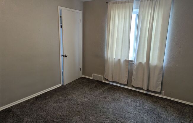 2 beds, 1 bath, 902 sqft, $1,200, Unit Upper