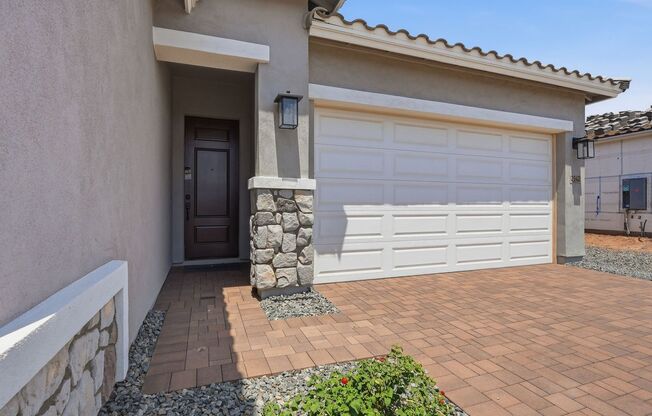 Beautiful new build with amazing amenities