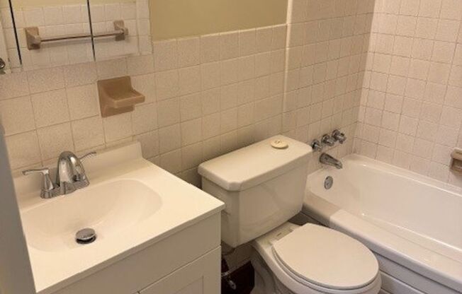 1 bed, 1 bath, 740 sqft, $1,600, Unit 00 - K- 5