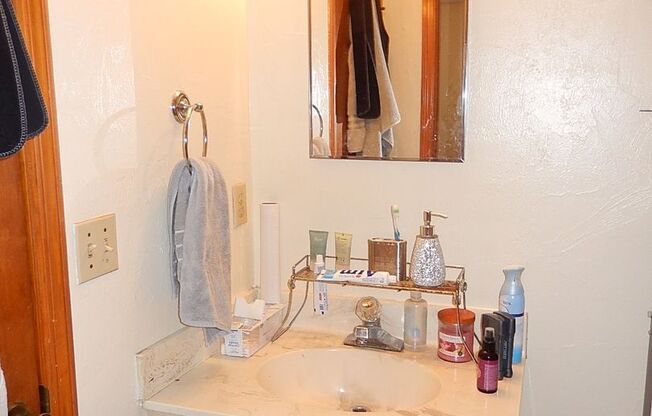 NICE 2/1.5 NW TWN w/ Open Floor Plan, Washer/Dryer, Patio, Community Pool, & More! $1195/month Avail September 1st!