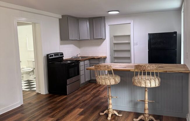 Cute 1/1 Apartment Near Downtown Bryan!