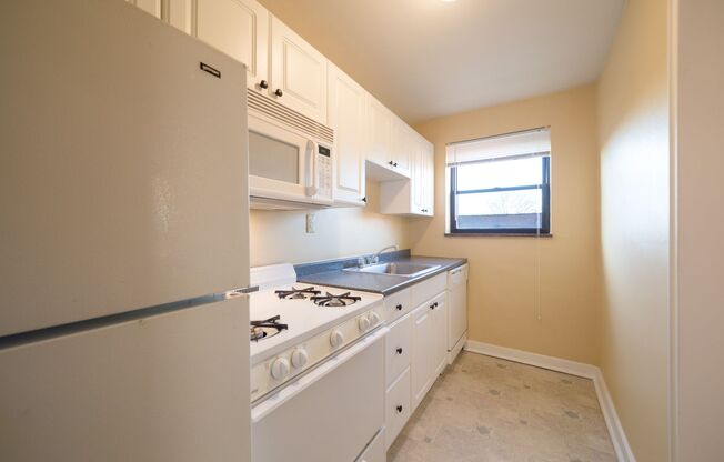 2 beds, 1 bath, 710 sqft, $1,640, Unit 10C