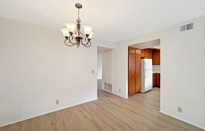 Charming 2BD/2BA Condo in La Jolla Village W/ A/C, Washer/Dryer, & Pool/Spa!