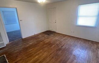 2 beds, 1 bath, 925 sqft, $1,100, Unit A