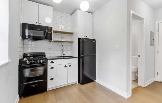 Studio, 1 bath, 225 sqft, $1,365, Unit 306
