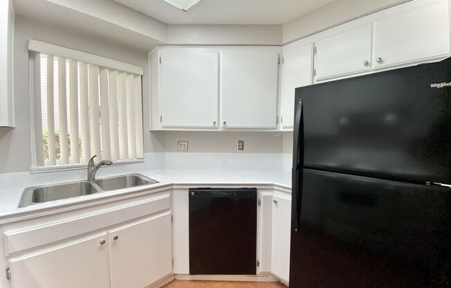 2 beds, 2 baths, $2,600, Unit UNIT B