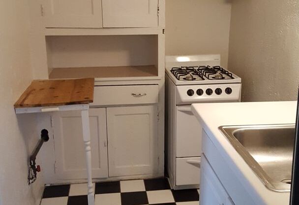 1 bed, 1 bath, $1,025, Unit 32