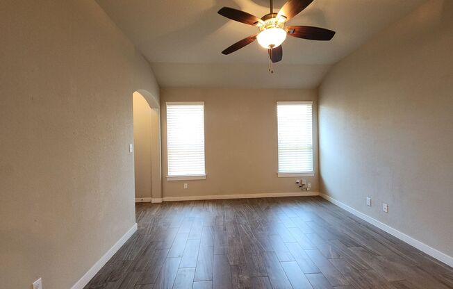 Creekside Crossing / 3/2/2 / Covered Patio /Fenced in Back Yard / CISD