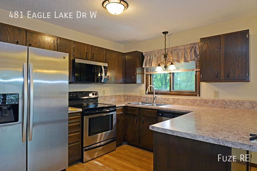 481 EAGLE LK DR W