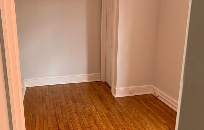 3 beds, 1 bath, $1,800, Unit Apt.  5