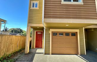 Beautiful, Spacious 3 bed Townhouse w/fully fenced back patio! Available 10/6!