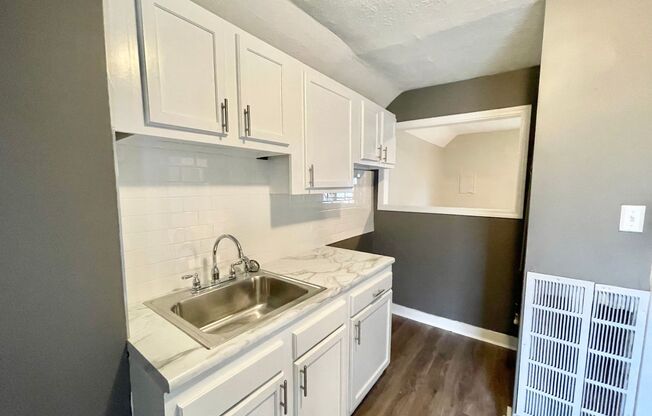 2 beds, 1 bath, 800 sqft, $850, Unit Up