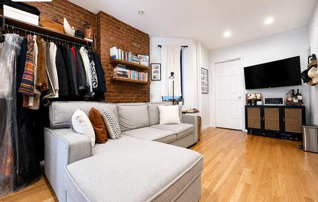 256 W 15 ST