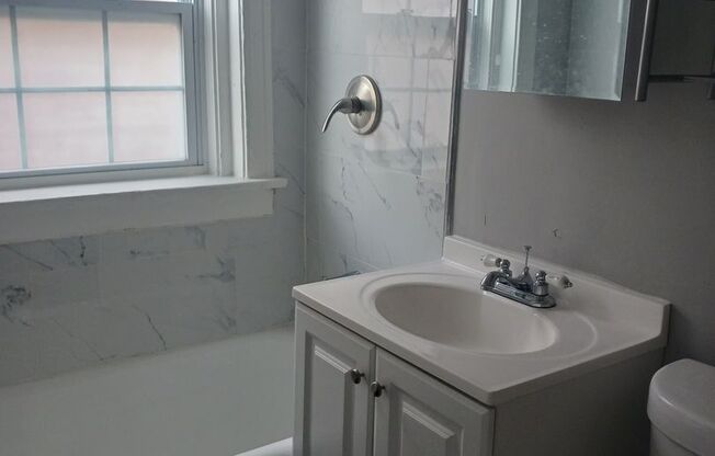 1 bed, 1 bath, 1,050 sqft, $1,295, Unit 131-133 East 46th St - 7