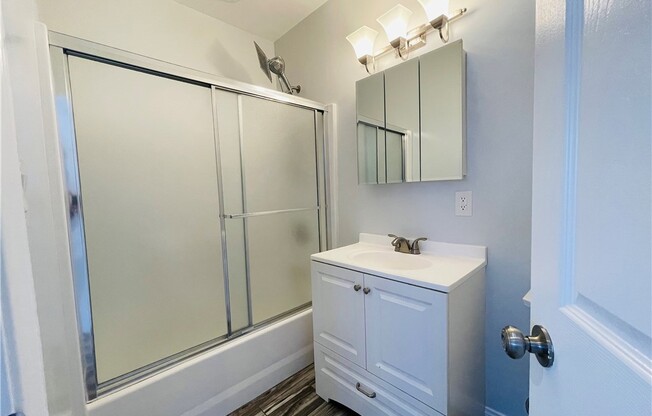 Studio, 1 bath, 350 sqft, $1,800