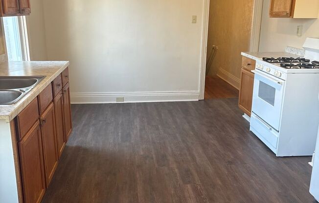 3 beds, 1 bath, $1,095, Unit Unit 2