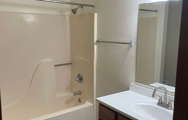 3 beds, 1 bath, 1,040 sqft, $1,695, Unit 3172-204