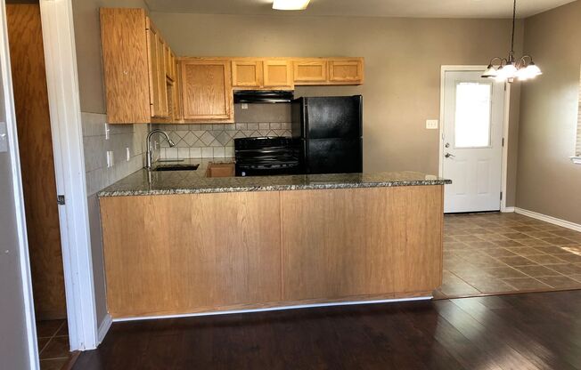 2 beds, 1 bath, 800 sqft, $1,395