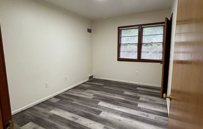 4 beds, 1.5 baths, $1,295, Unit Main floor