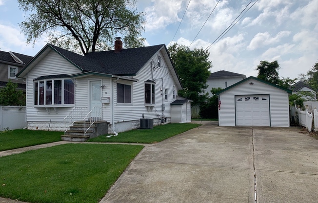 Terrific 3 Bedroom/ 2 Bath Home in East Rockaway