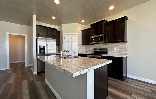 Beautiful 3bed, 2bath, 3car 1,948sq.ft. home in desirable Nampa - Sonata Pointe Sub