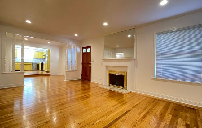 3BD/2BA Single-Family Home with Attached Garage, Hardwood Floors, Washer/Dryer Included - Pets Welcome!