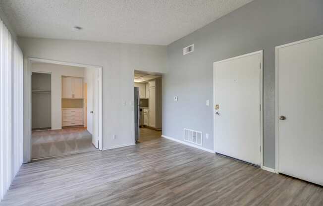 Harbor Cliff Apartments Empty Apartment Living Room