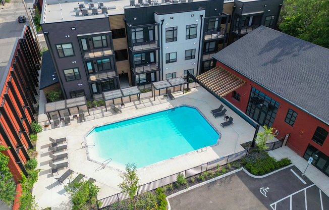 1460 Grant Pool and Courtyard