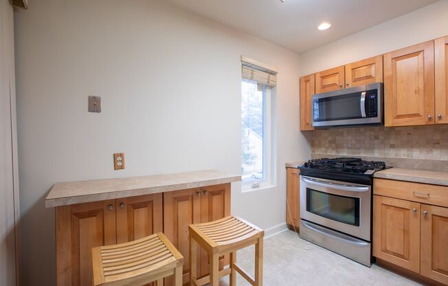 2 beds, 1.5 baths, $1,675, Unit Unit C2