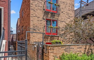 832 W BARRY AVE