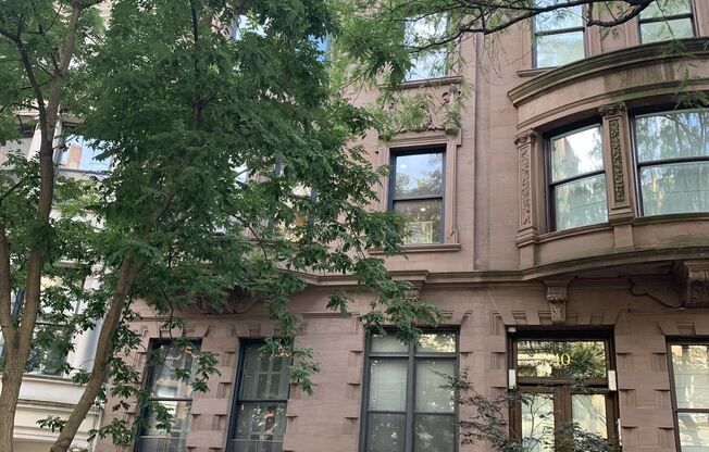 38 W 69 ST