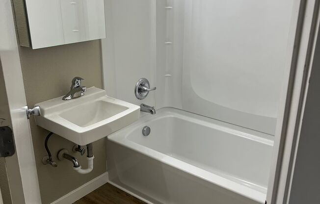 1 bed, 1 bath, 415 sqft, $1,295, Unit 16