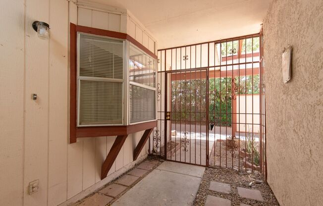 Single story one bedroom unit in community with pool for only $1000!