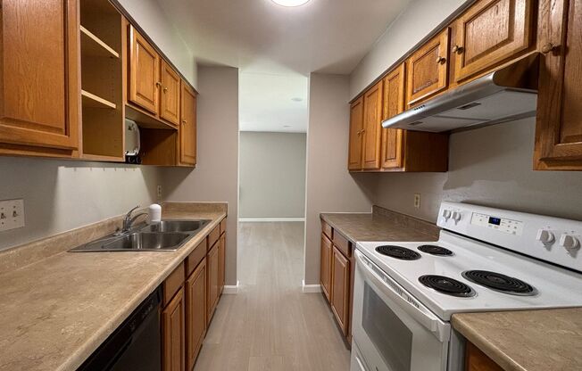 Nice 3br/1.5ba Town Home. Great school. Walking distance to BART.