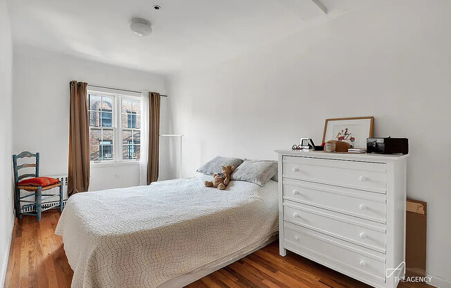 242 W 21 ST