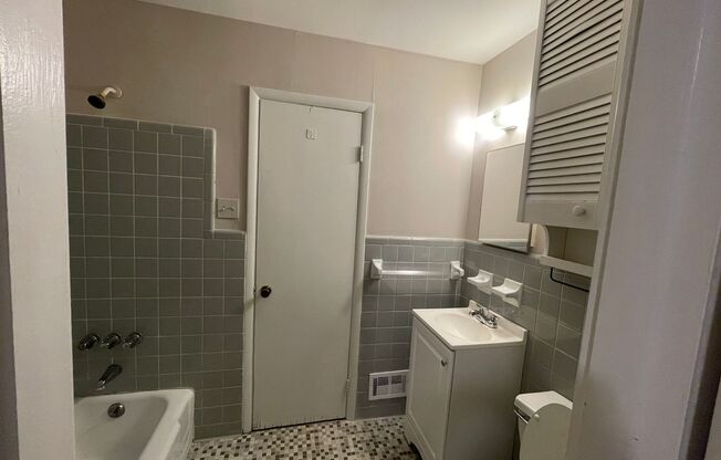 2 beds, 1 bath, $1,195, Unit 3632-A