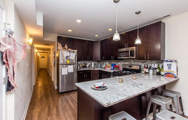 HUGE 4bed/2bath Condo Quality GARDEN unit in Wicker Park! Central Air! In-Unit Laundry!