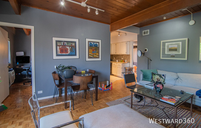 4334 N Clarendon Ave Apt 209