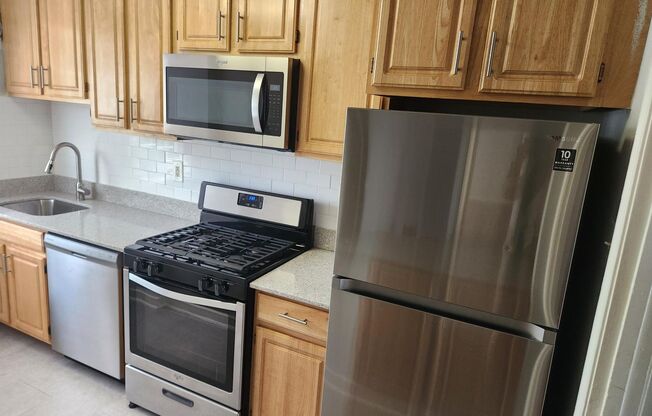 2 beds, 1 bath, 897 sqft, $2,135, Unit B-07