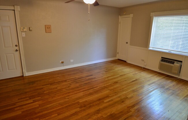 2 beds, 1 bath, $1,700, Unit # 3