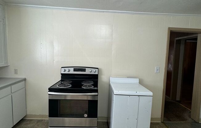 2 beds, 1 bath, $1,295