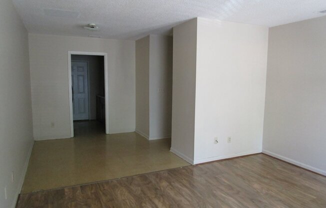 2 beds, 1 bath, $975, Unit Apt 3